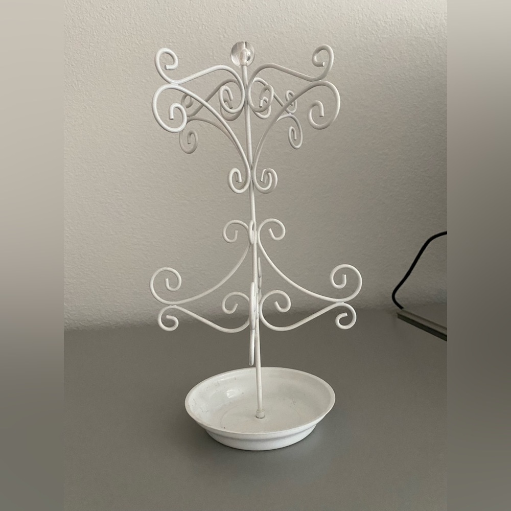 Jewelry holder. White.